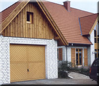 Garagenklapptor Holz mit Fischgrätenmuster
